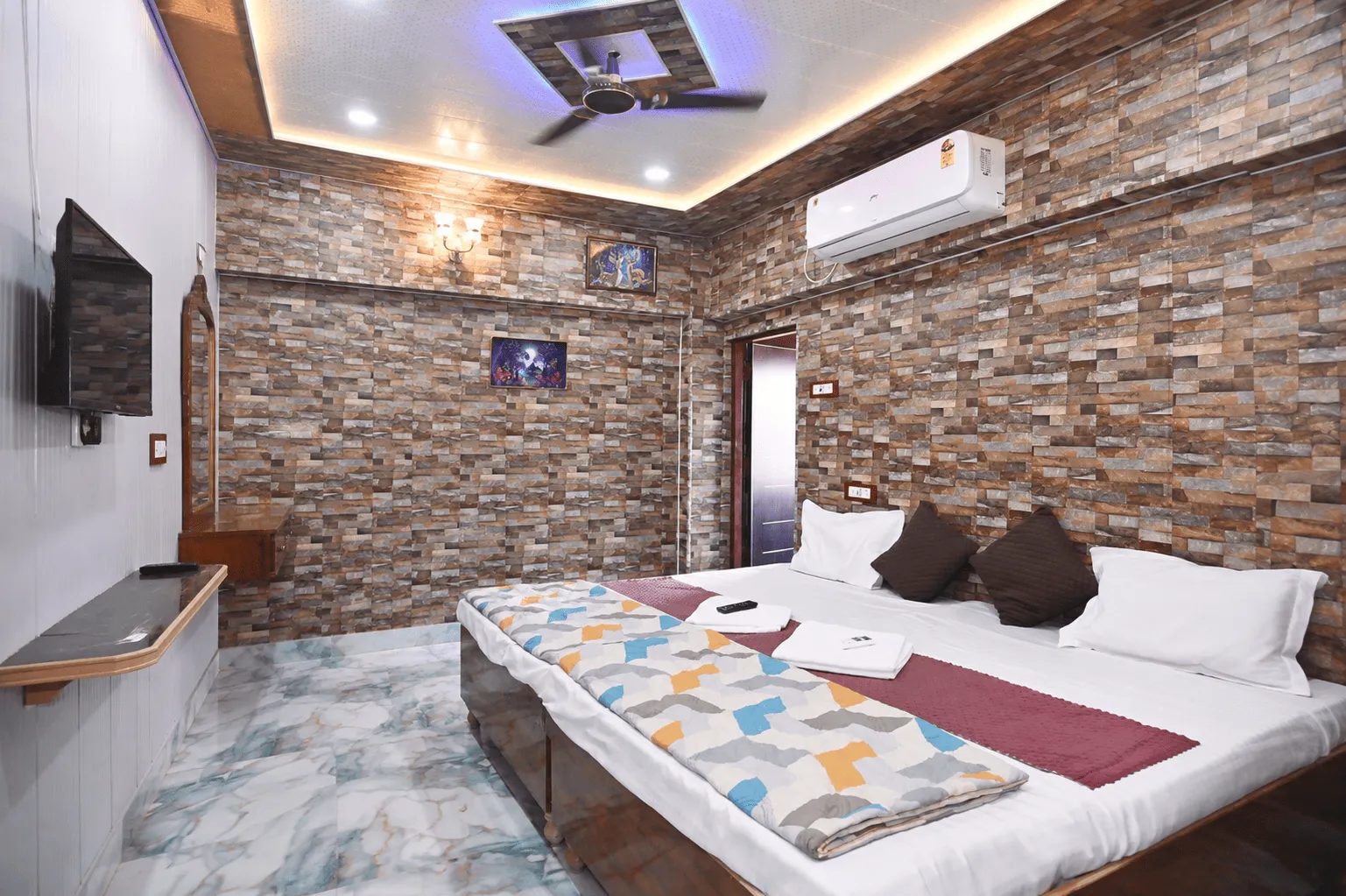 Air-conditioned guest room at Kashi King Luxury Stay, Varanasi