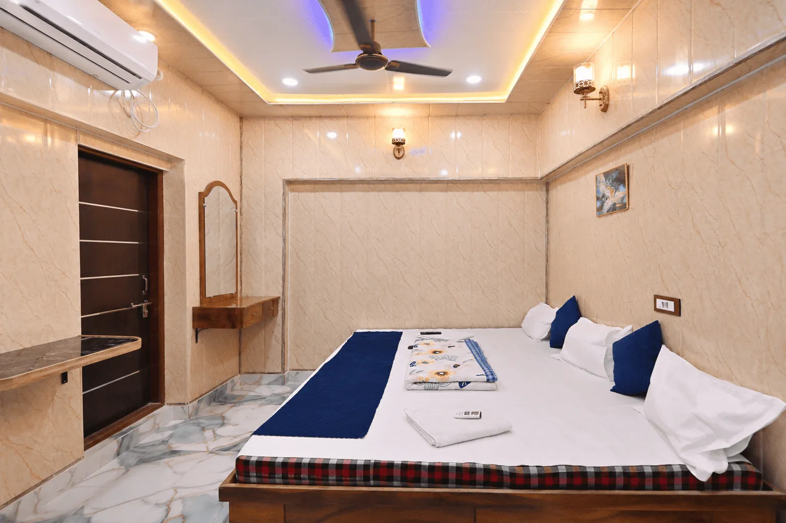 Guest room at Kashi King Luxury Stay, a short walk from Dashashwamedh Ghat, Varanasi