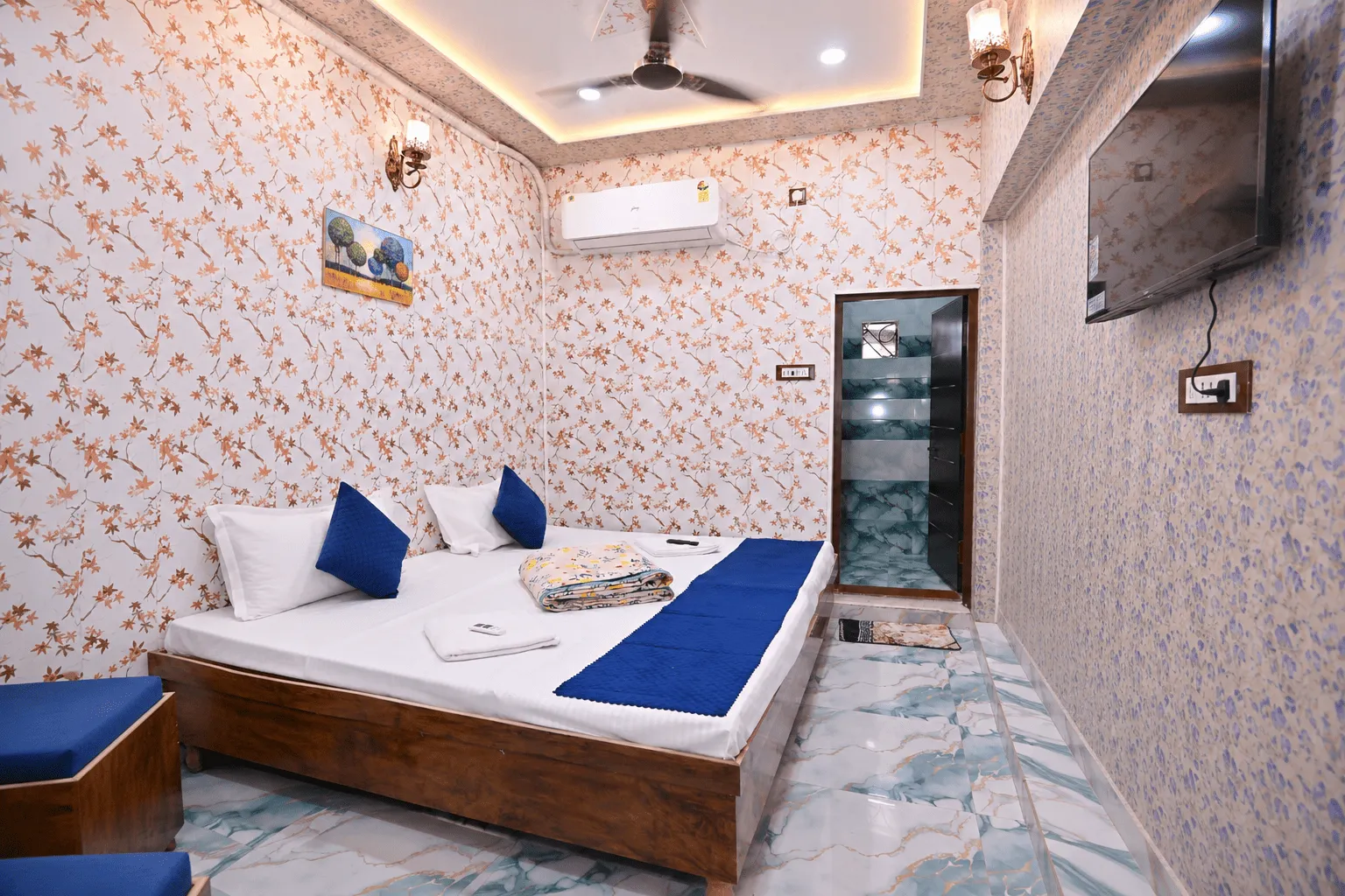 Air-conditioned guest room at Kashi King Luxury Stay in the heart of Kashi