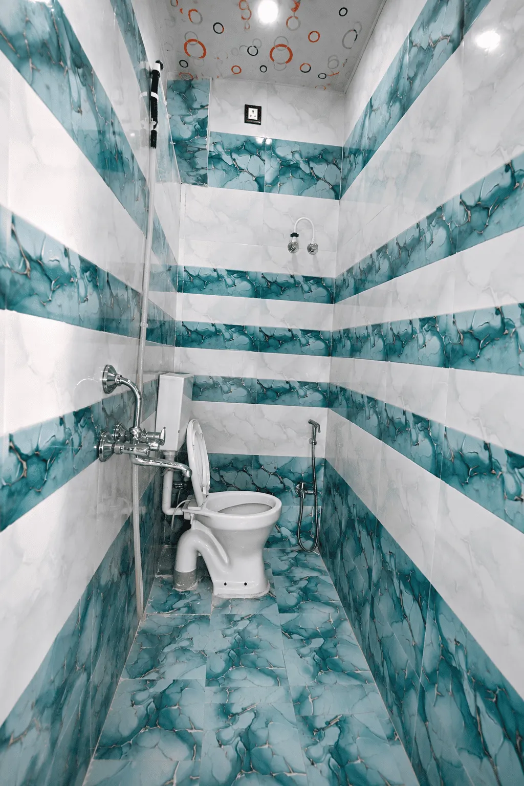 Attached bathroom at Kashi King Luxury Stay, Varanasi