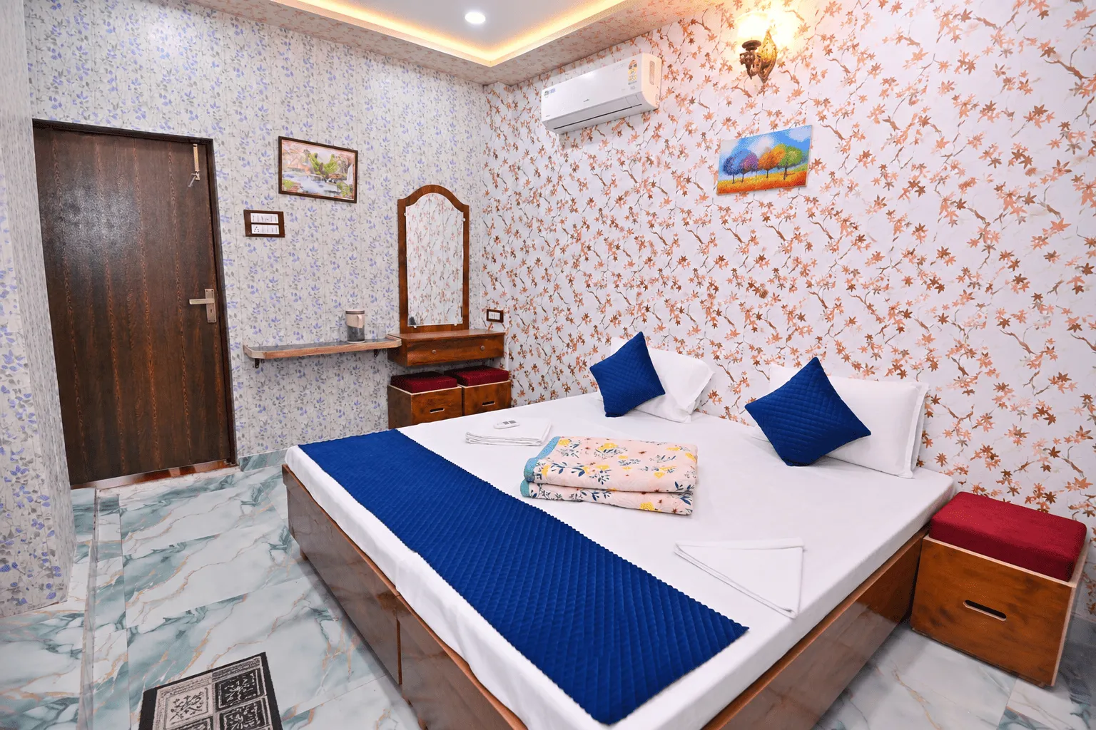 Guest room at Kashi King Luxury Stay, a minute from darshan at Kashi Vishwanath Temple